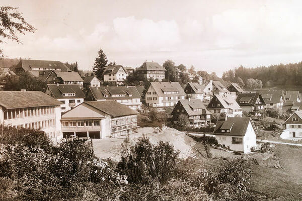 Blick auf den Südhang und den Schulhausneubau Anfang der 1960er Jahre